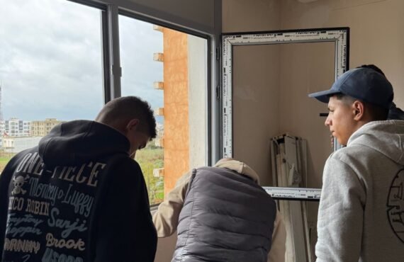 Le double vitrage pour réduire le bruit dans les quartiers animés de Tanger